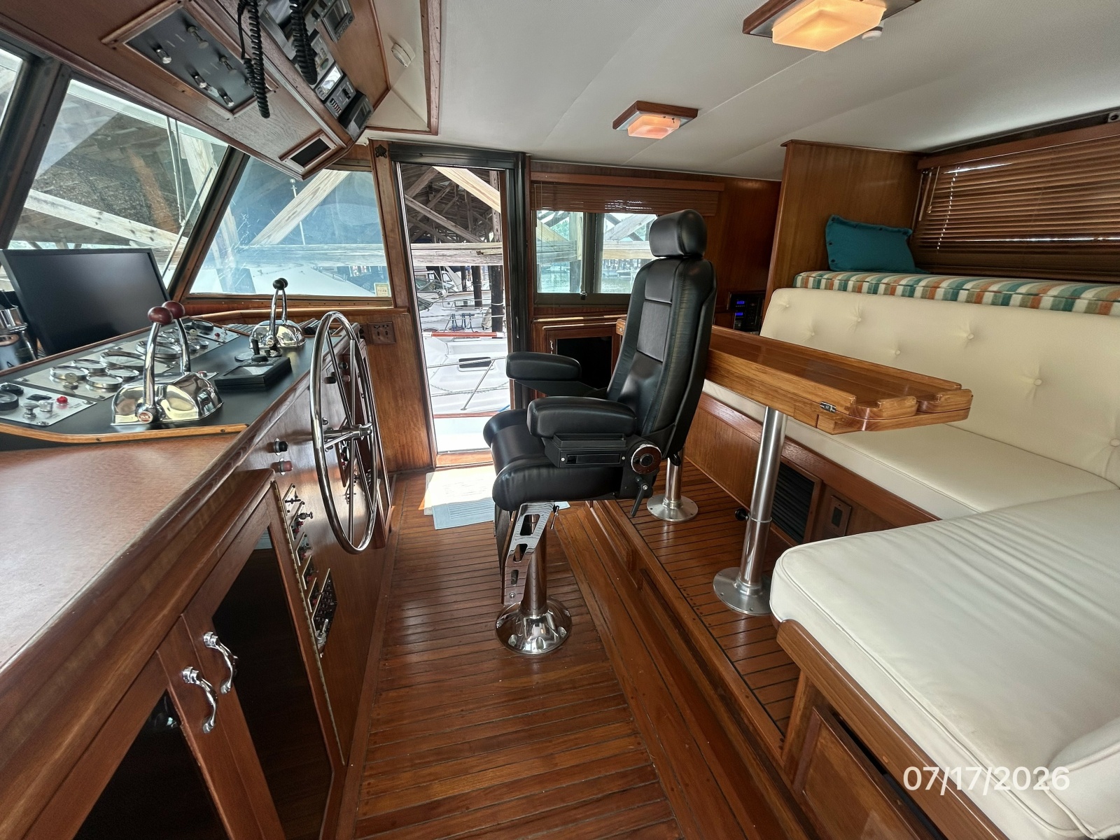 48' Hatteras pilothouse starboard
