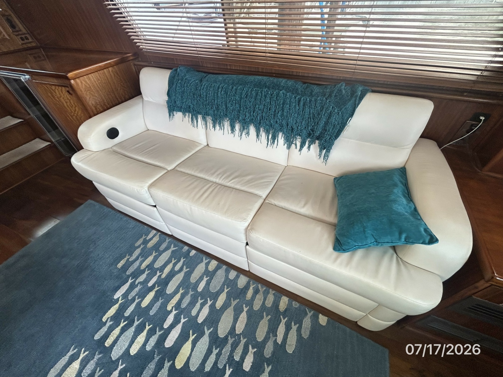 48' Hatteras salon starboard seating