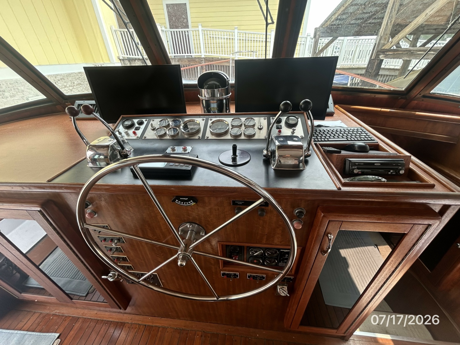 48' Hatteras pilothouse helm3