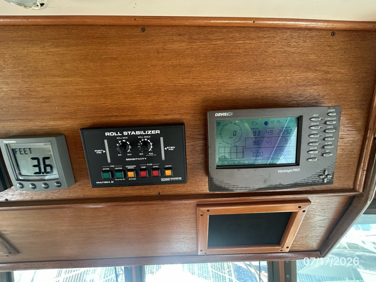 48' Hatteras pilothouse helm electronics3