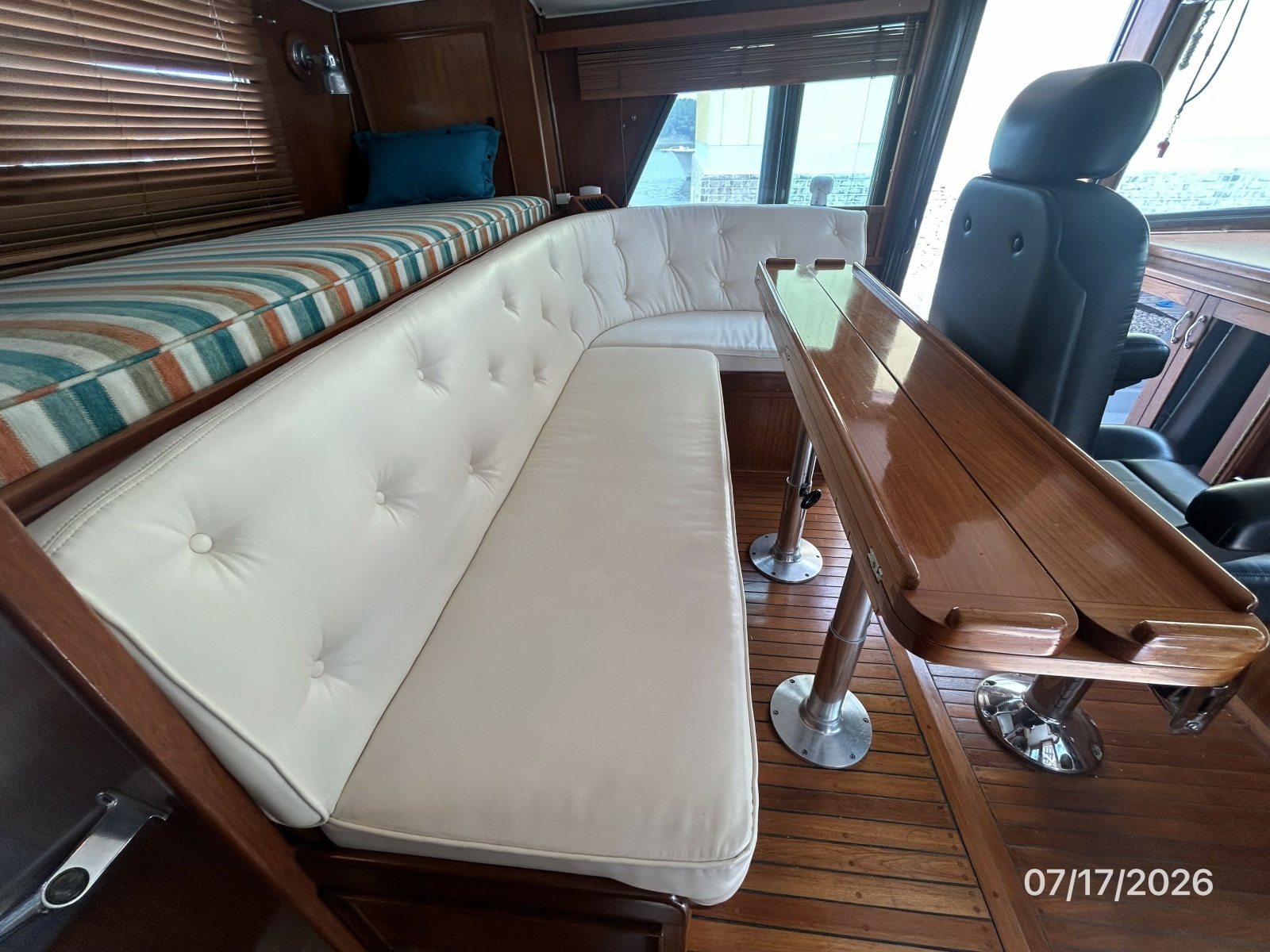 48' Hatteras pilothouse aft seating2