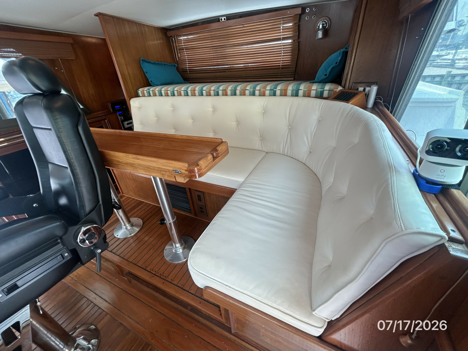 48' Hatteras pilothouse aft seating1