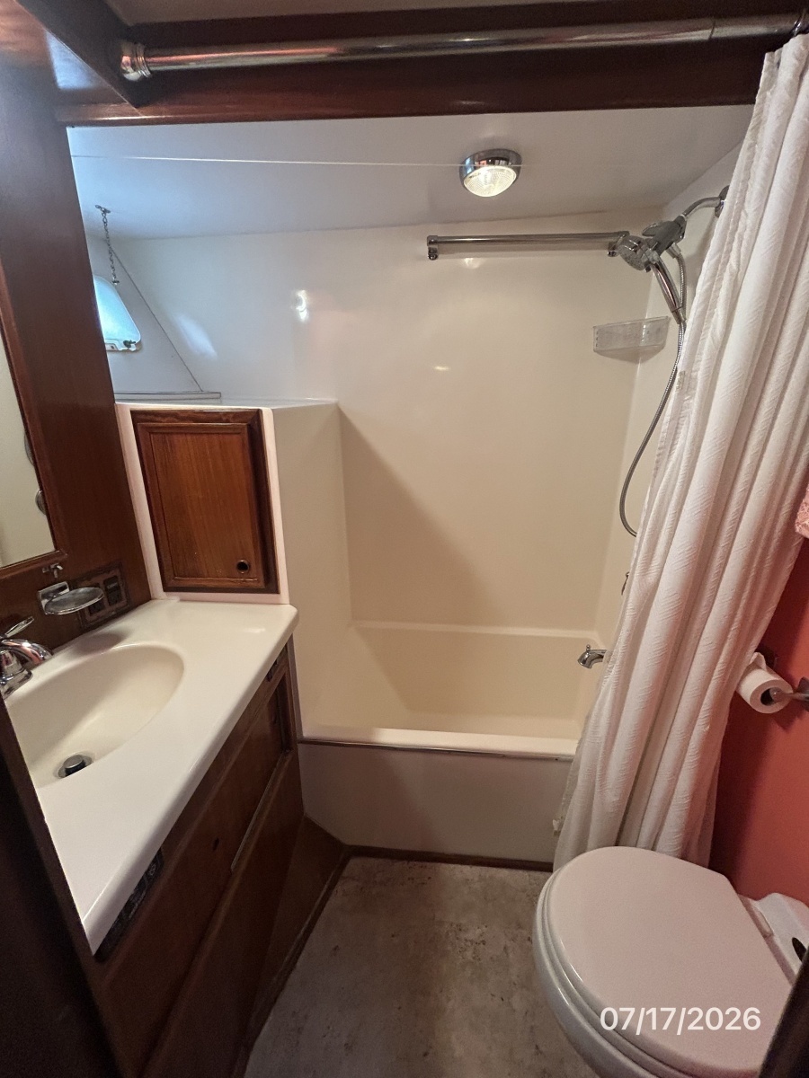 48' Hatteras master stateroom head