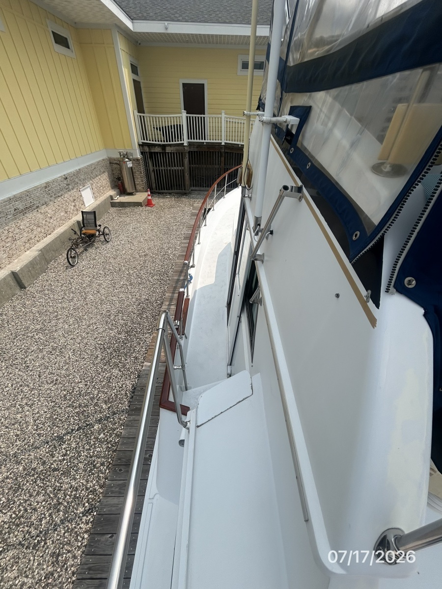 48' Hatteras port side deck2