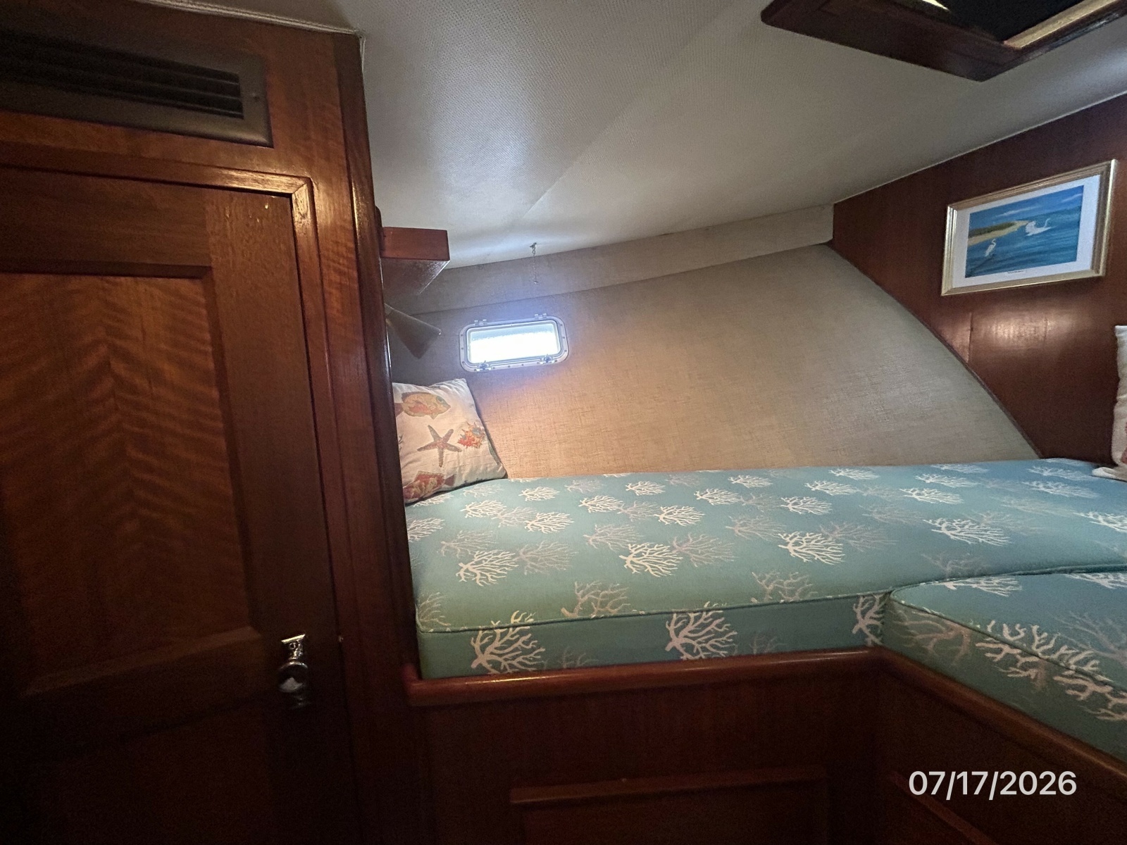 48' Hatteras guest stateroom port