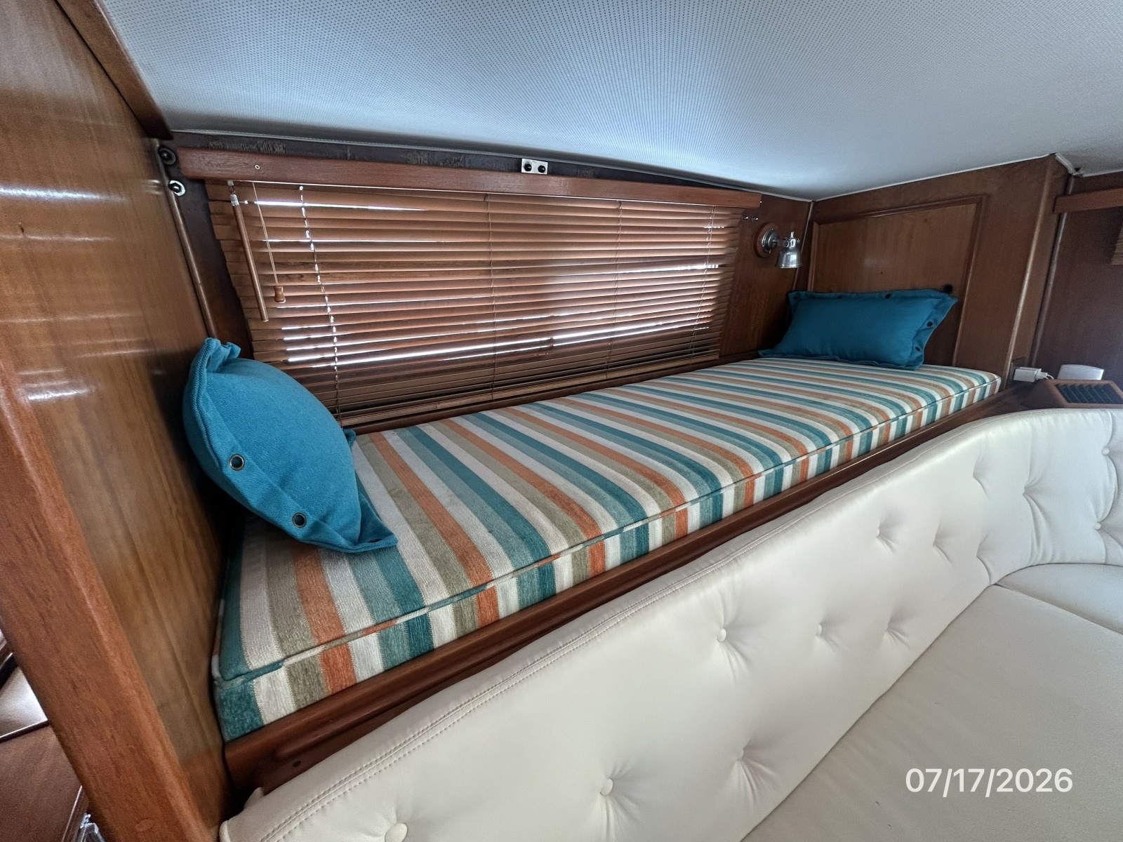 48' Hatteras pilothouse aft berth