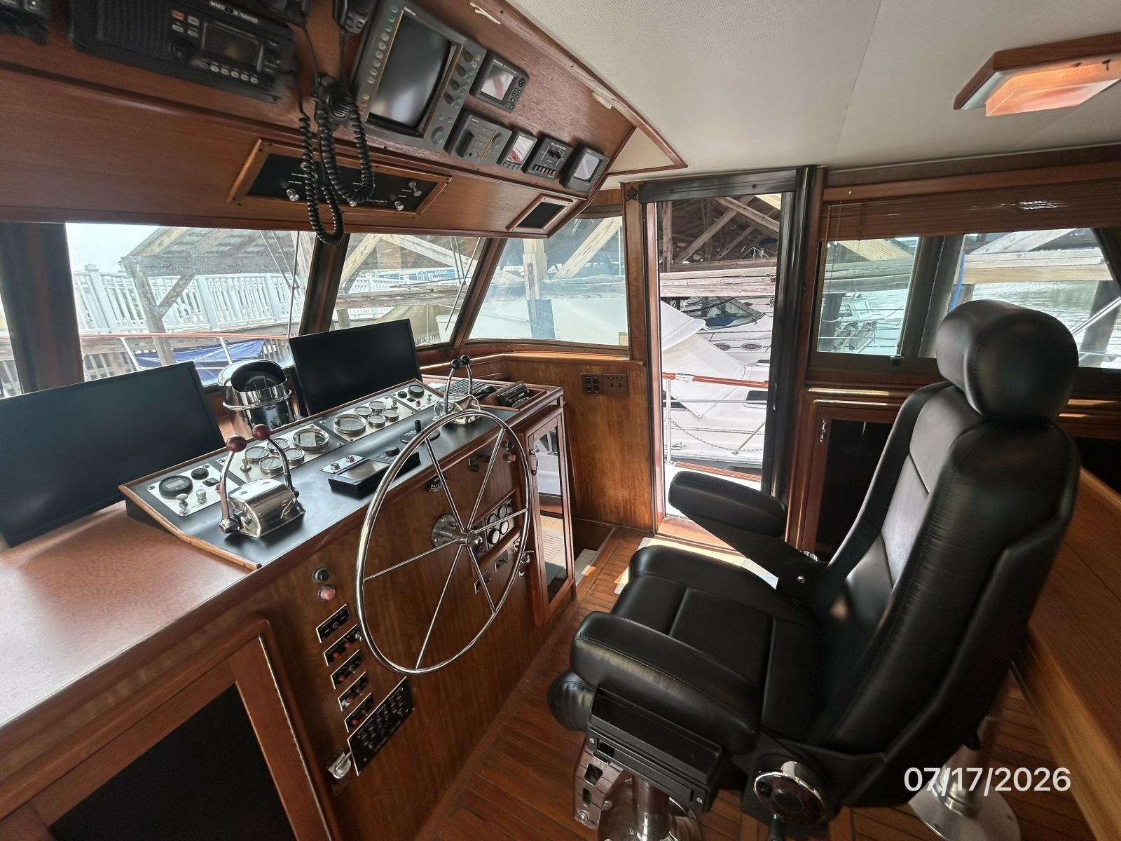 48' Hatteras pilothouse helm1