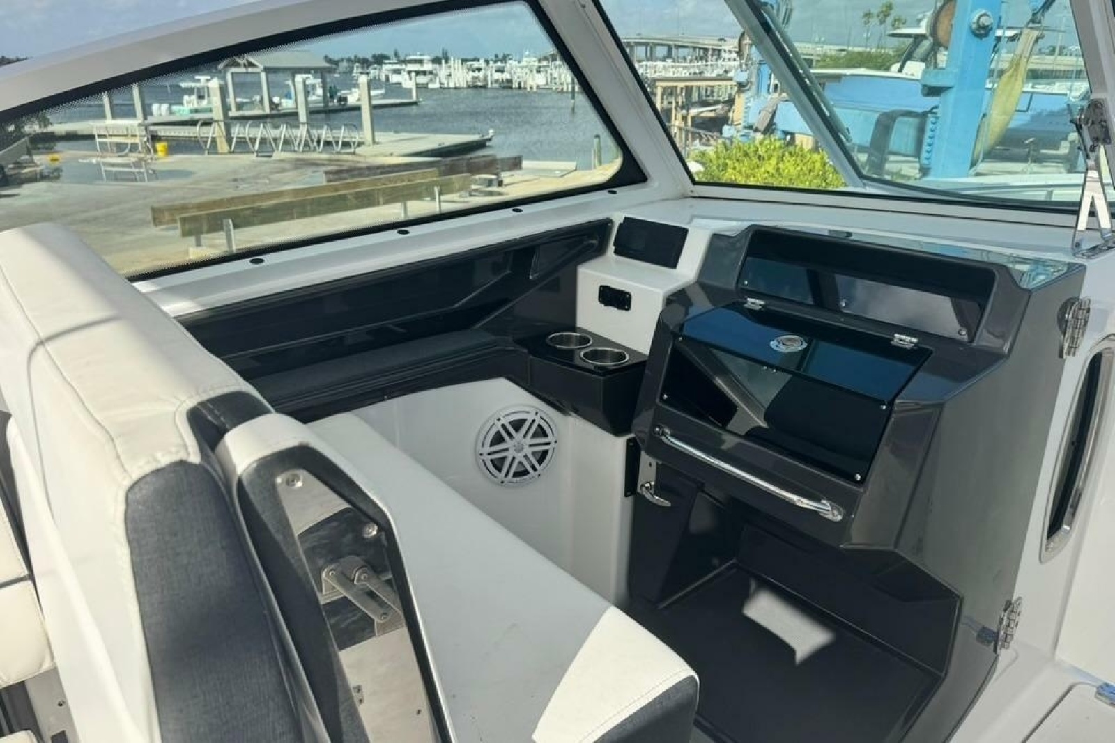 2023 Blackfin 272 DC