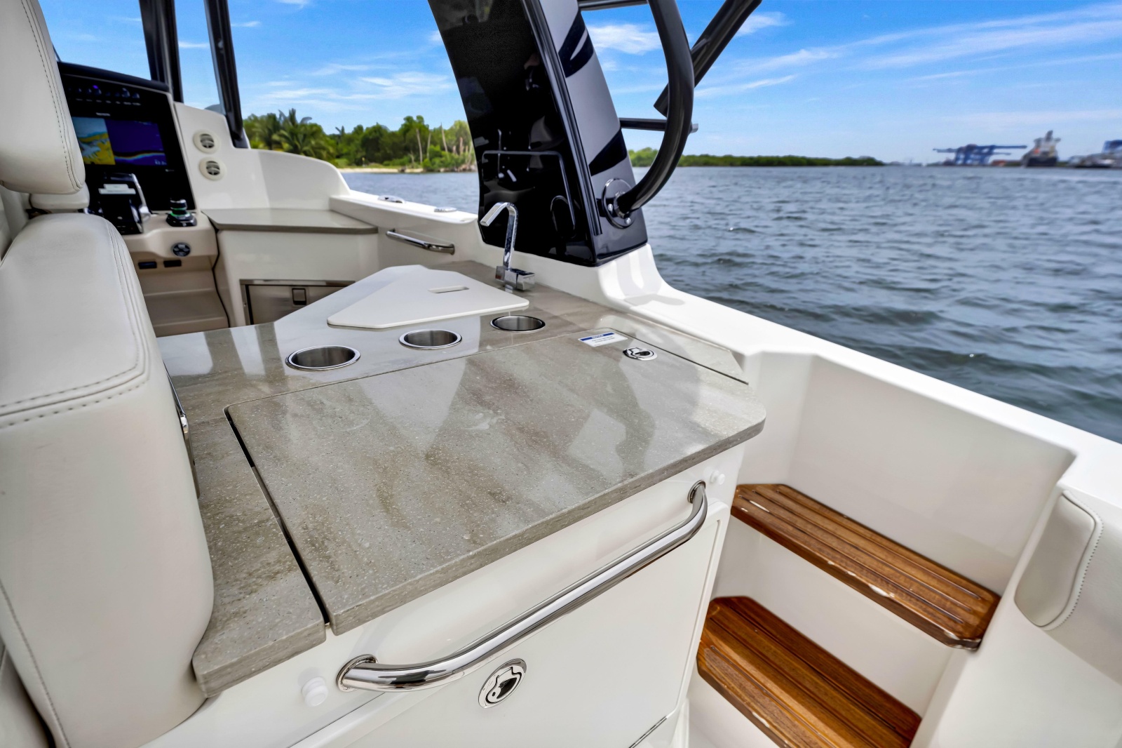 2023 Boston Whaler 350 Realm