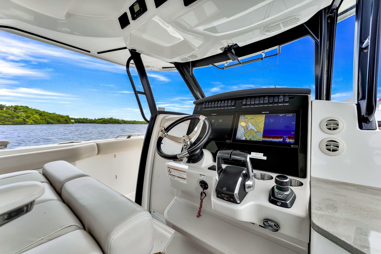 2023 Boston Whaler 350 Realm