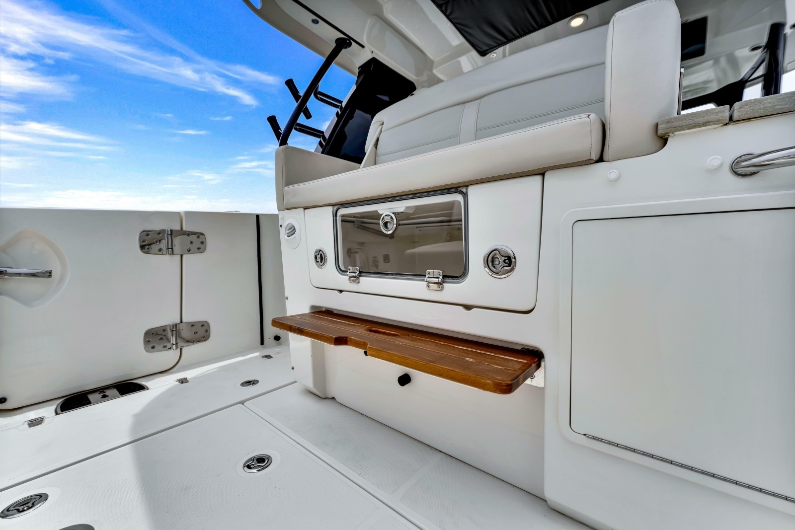 2023 Boston Whaler 350 Realm