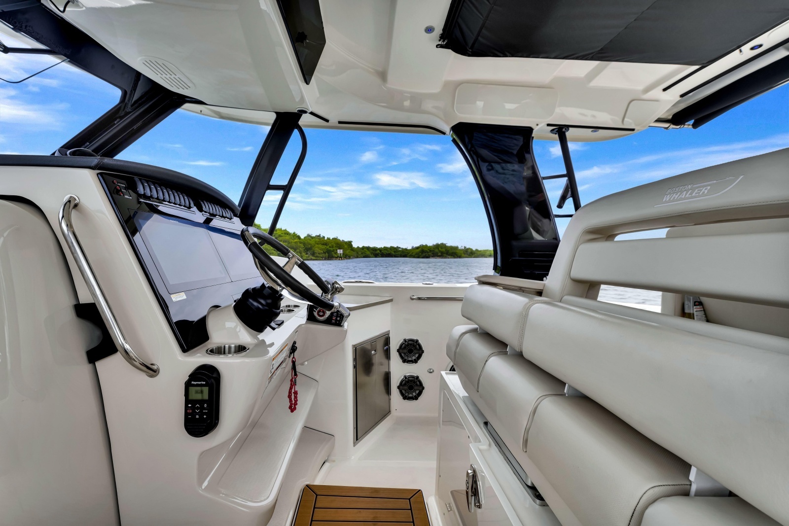 2023 Boston Whaler 350 Realm