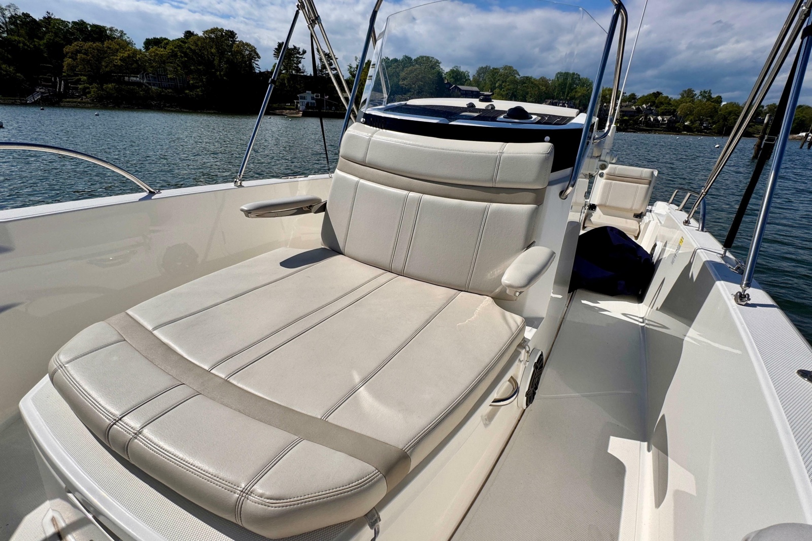 2022 Boston Whaler 220 Dauntless