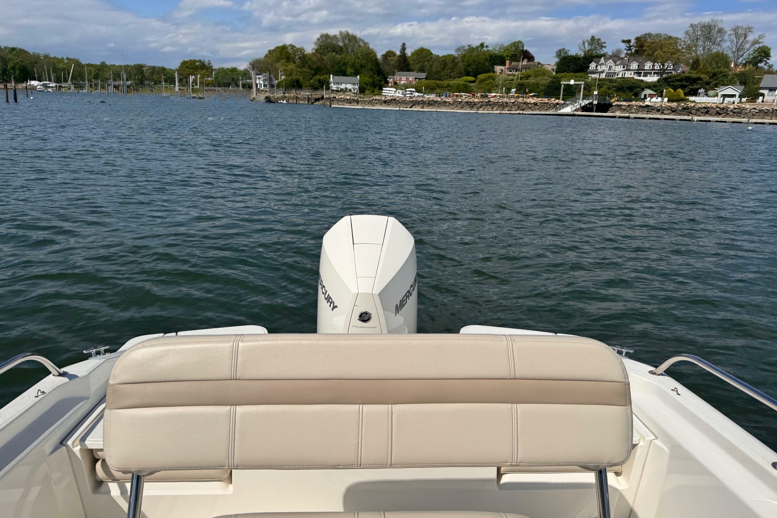 2022 Boston Whaler 220 Dauntless