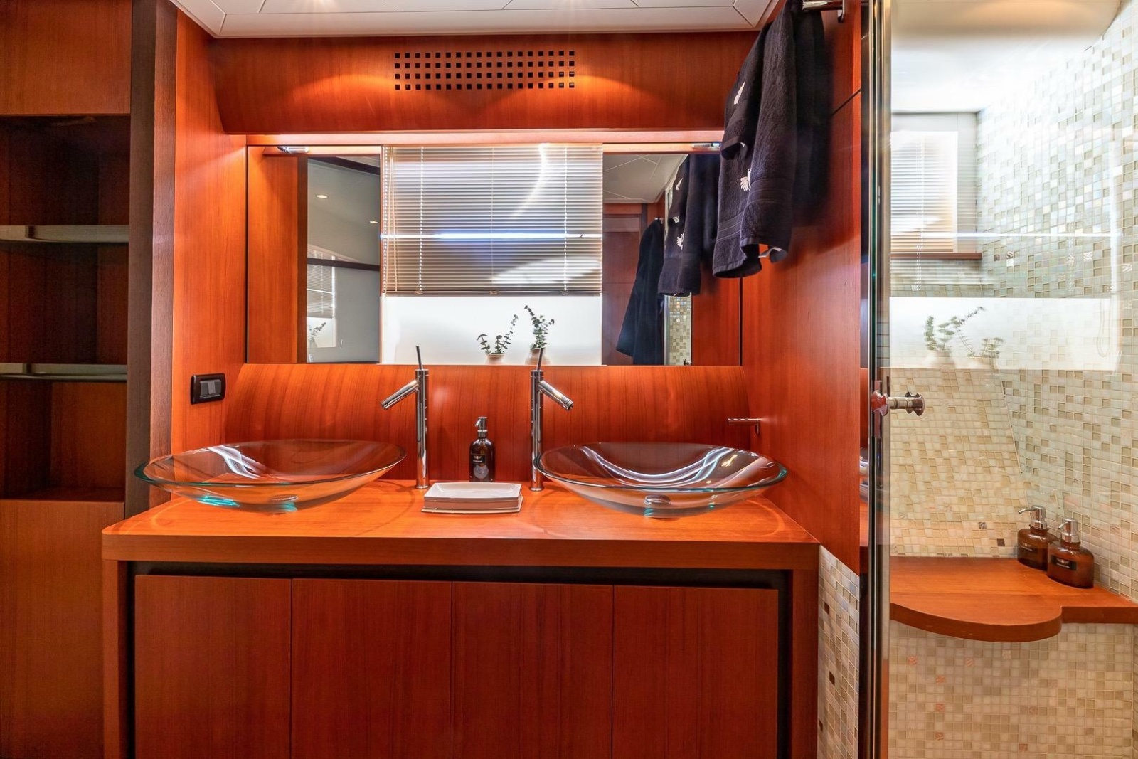 2008 Pershing 90
