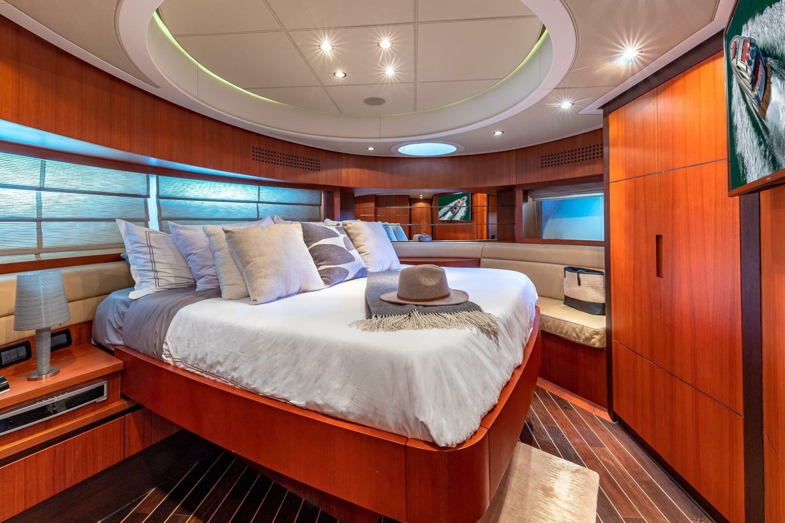 2008 Pershing 90