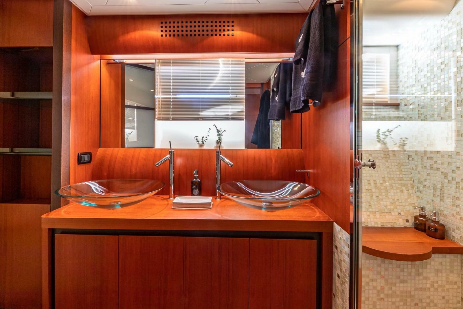 2008 Pershing 90