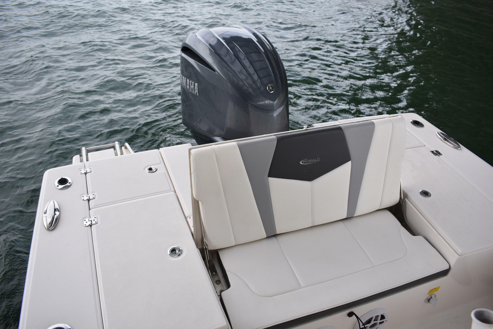 2022 Robalo 246 Cayman