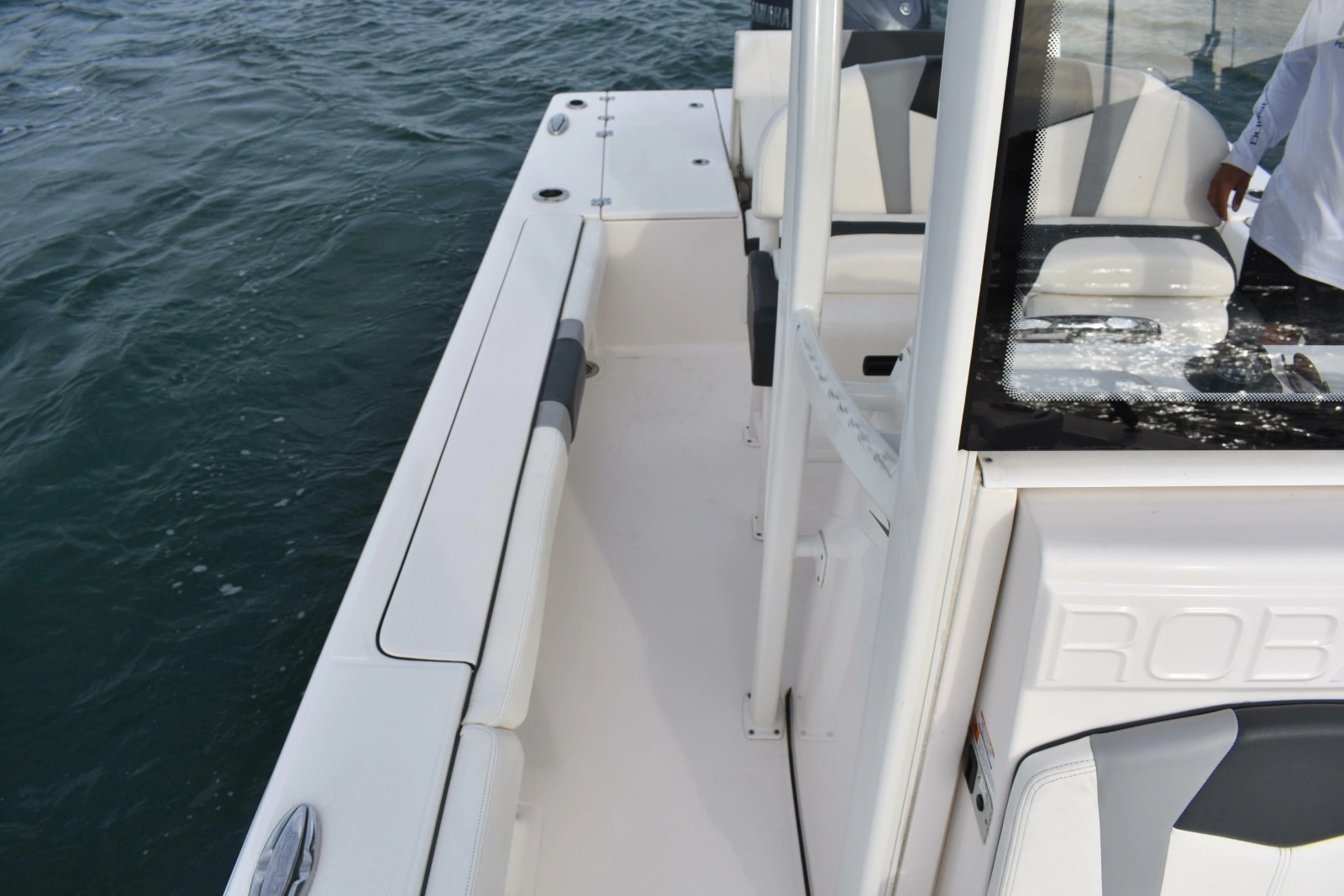 2022 Robalo 246 Cayman