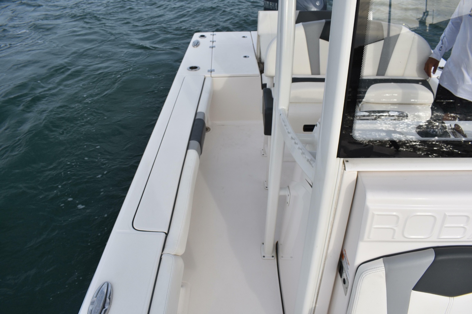 2022 Robalo 246 Cayman
