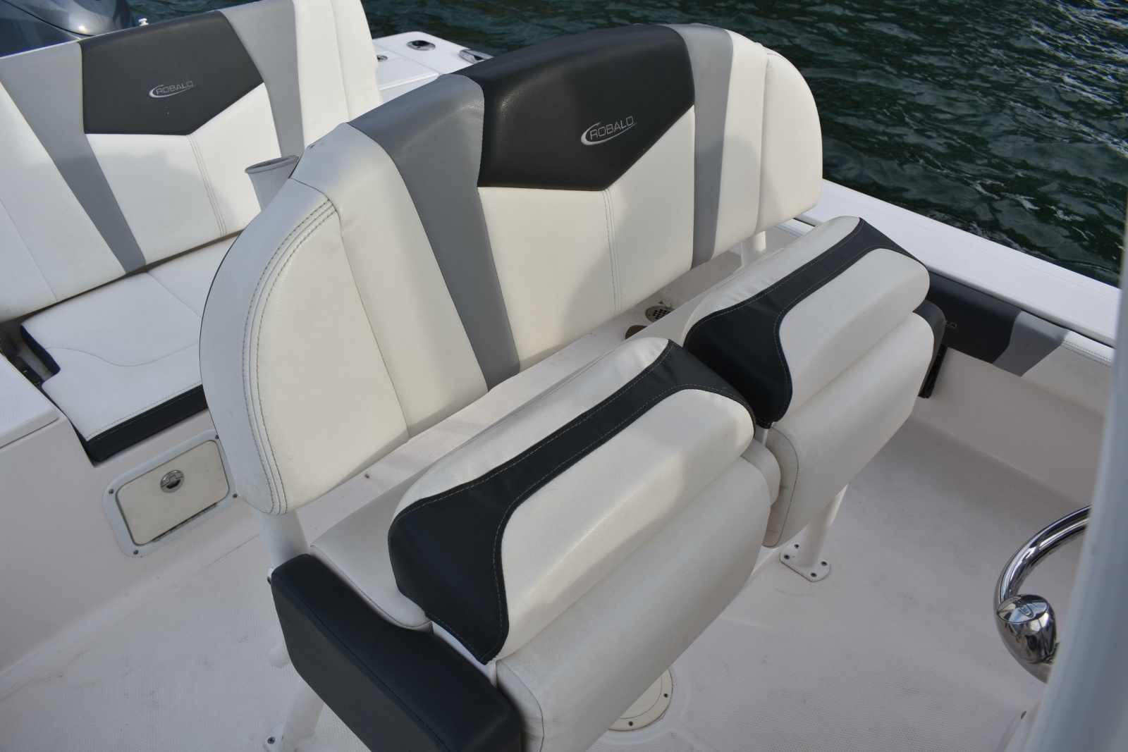 2022 Robalo 246 Cayman