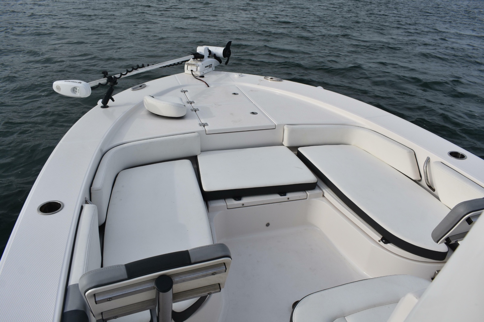 2022 Robalo 246 Cayman