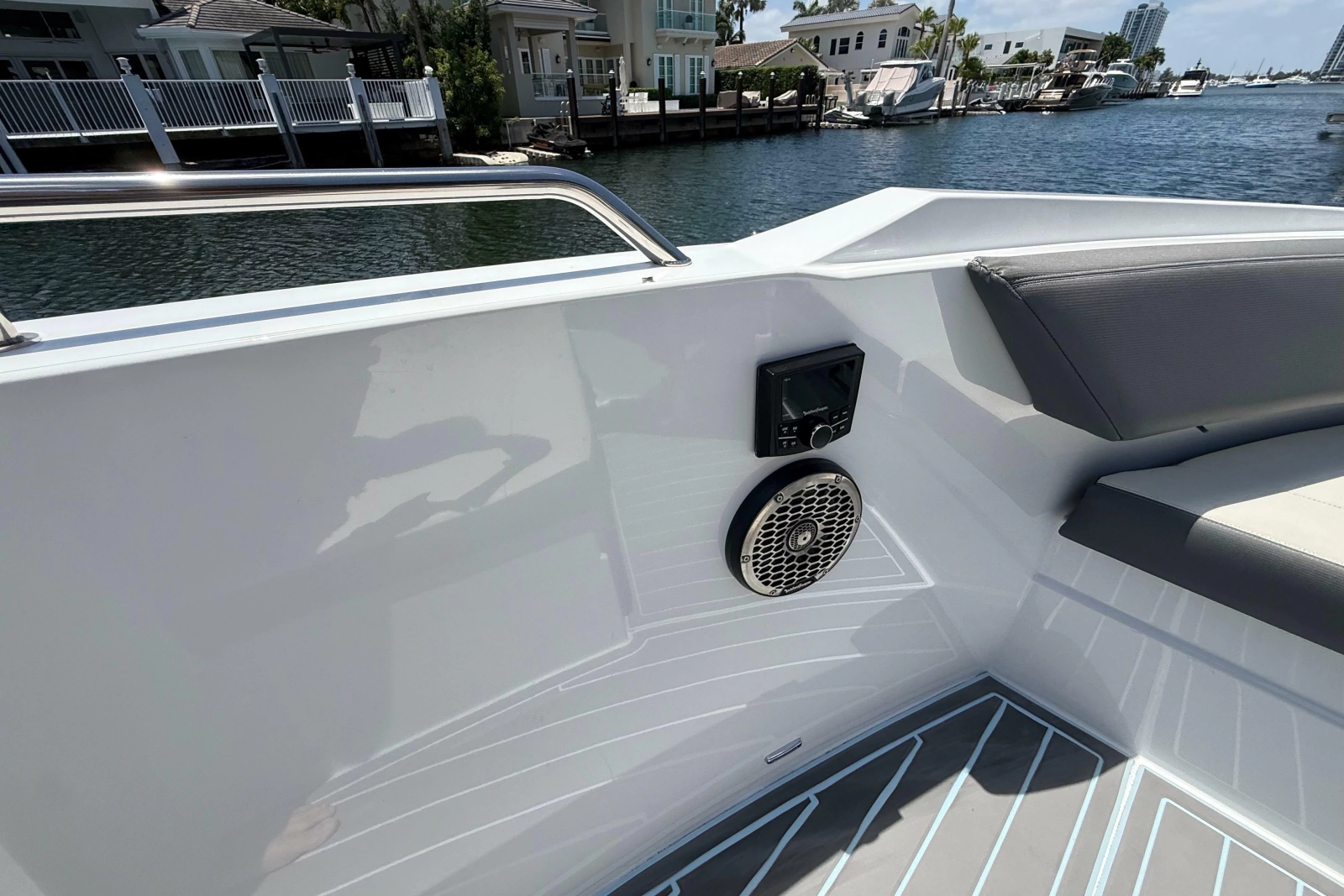 2021 Cruisers Yachts 38 GLS OB