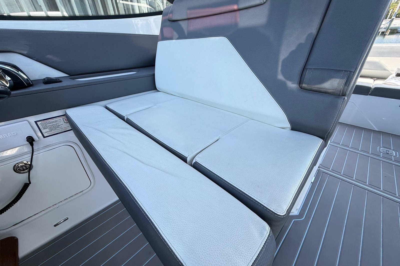 2021 Cruisers Yachts 38 GLS OB