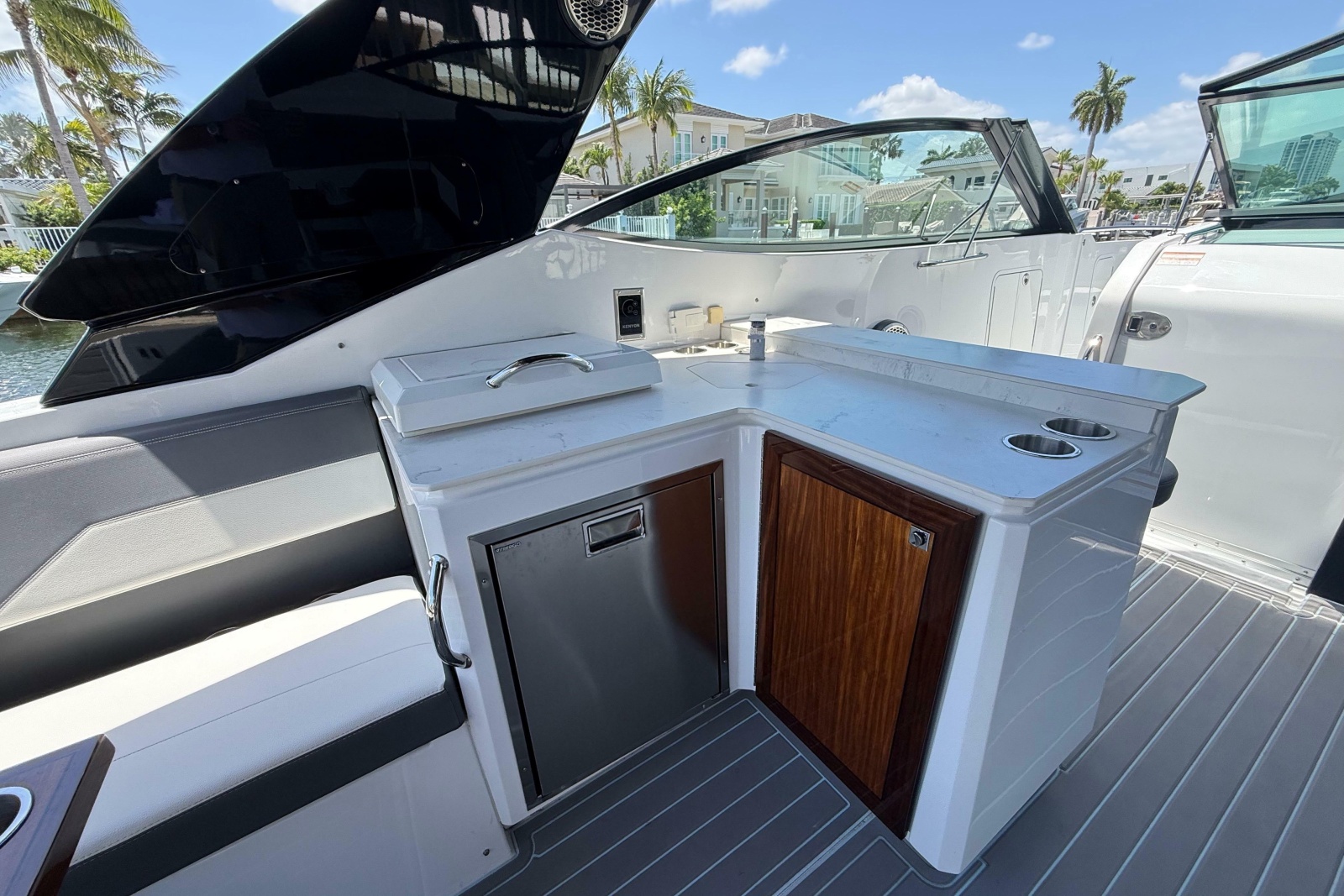 2021 Cruisers Yachts 38 GLS OB