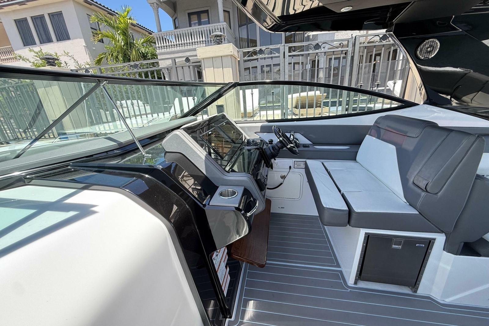 2021 Cruisers Yachts 38 GLS OB