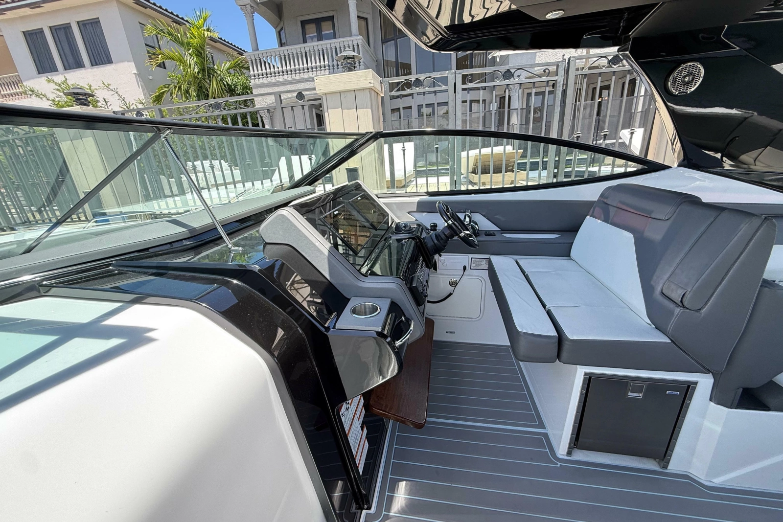 2021 Cruisers Yachts 38 GLS OB