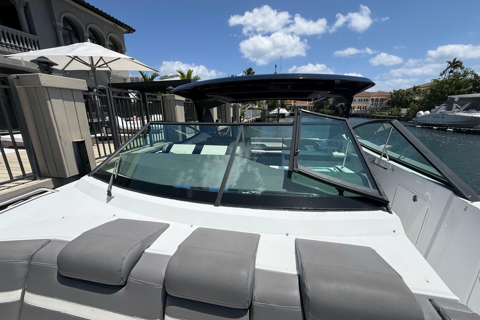 2021 Cruisers Yachts 38 GLS OB