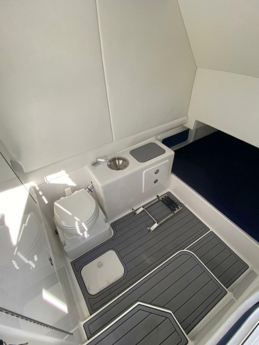 2021 Front Runner 39 Center Console