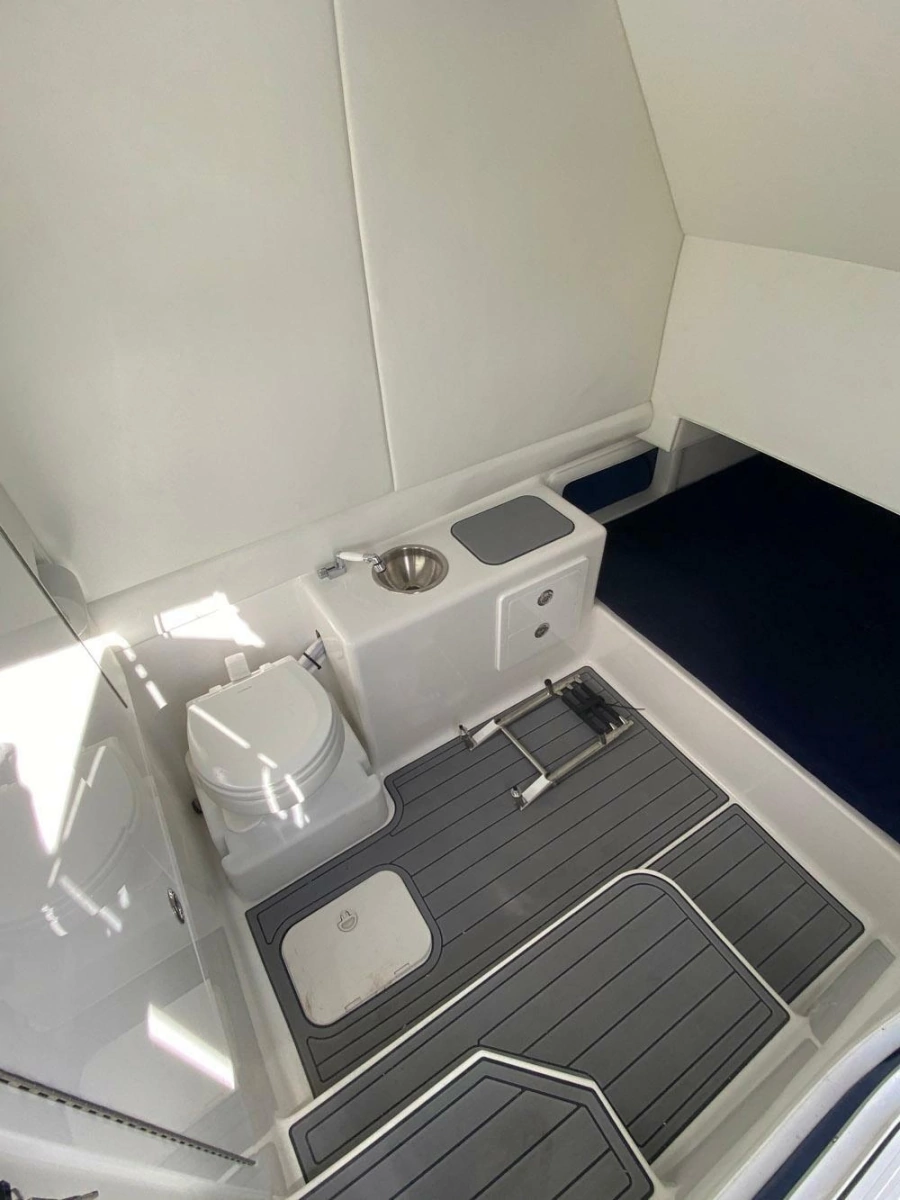 2021 Front Runner 39 Center Console