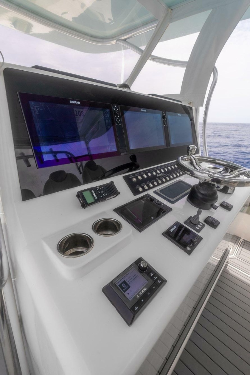 2021 Front Runner 39 Center Console