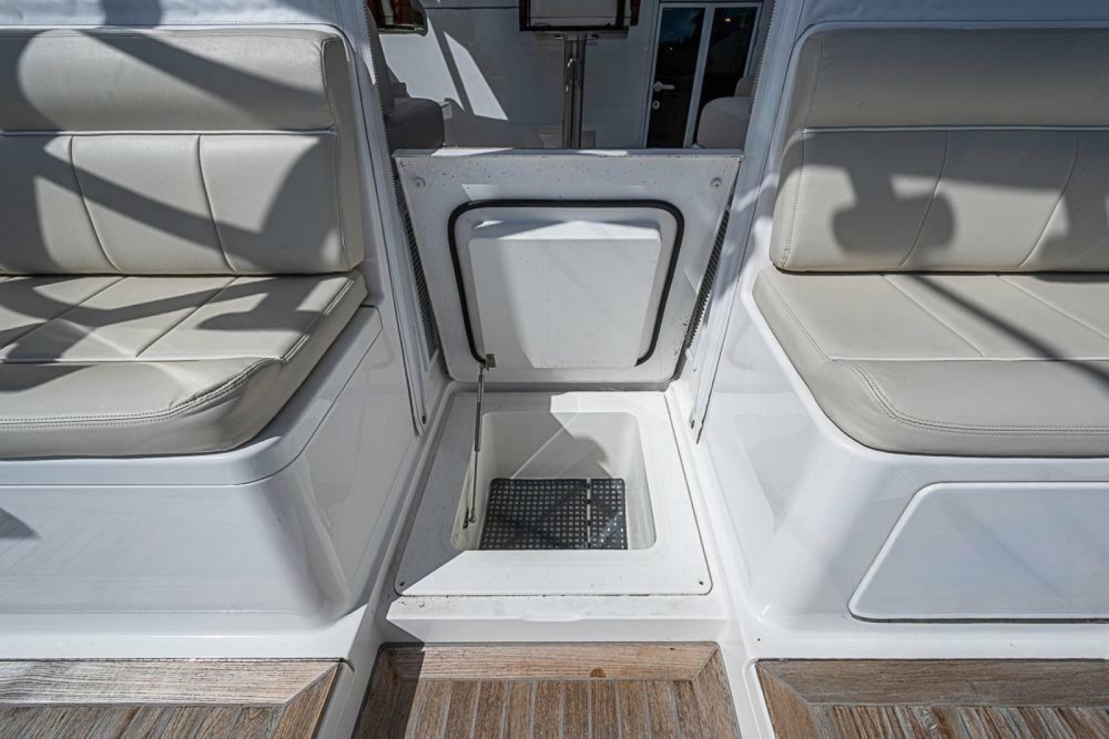 2021 Viking 38 Open