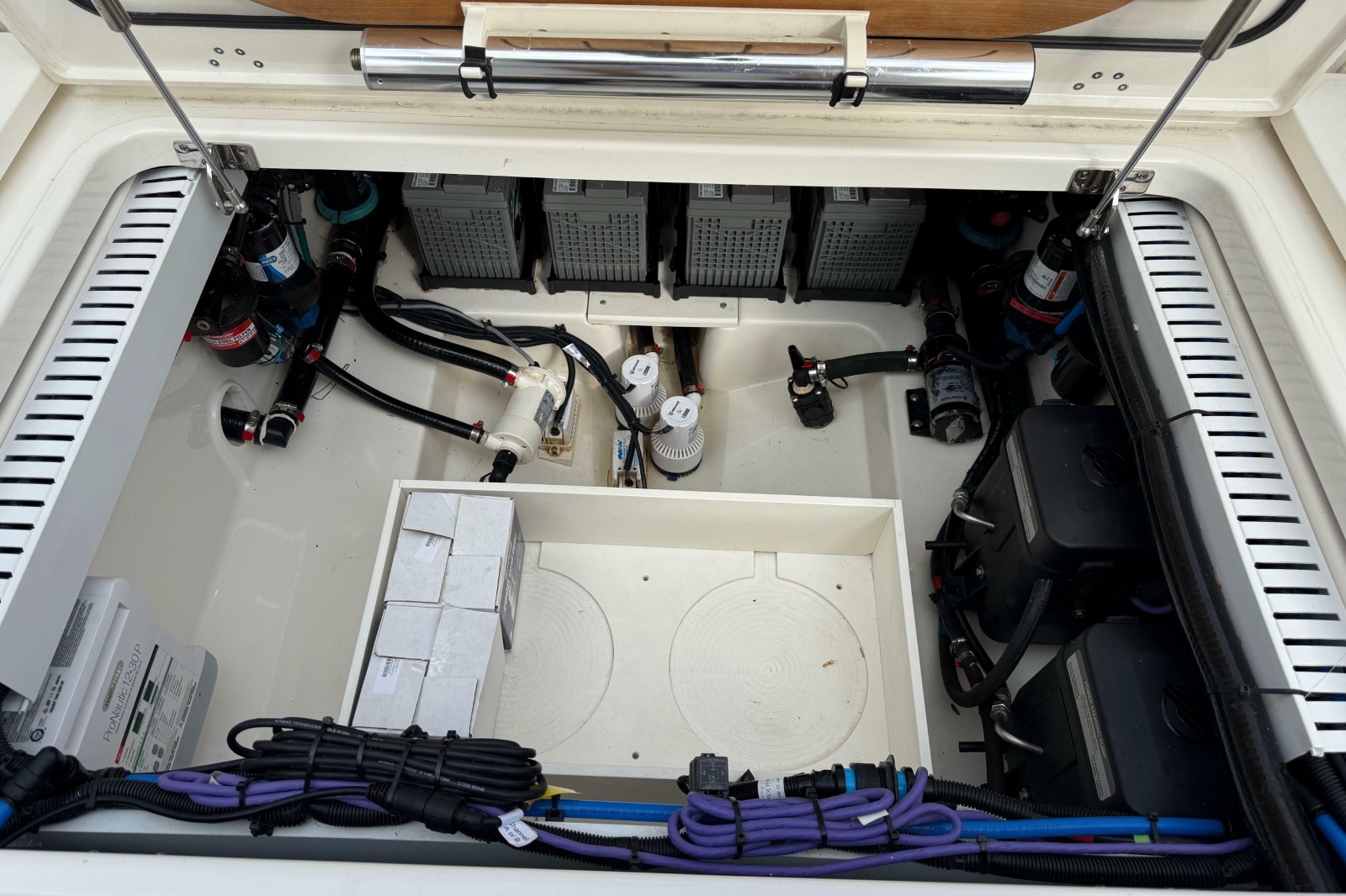 2020 Boston Whaler 330 Outrage