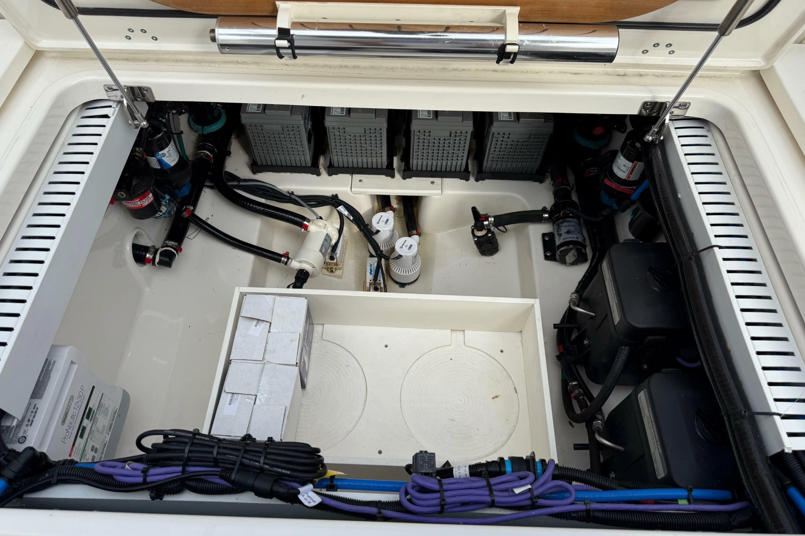 2020 Boston Whaler 330 Outrage