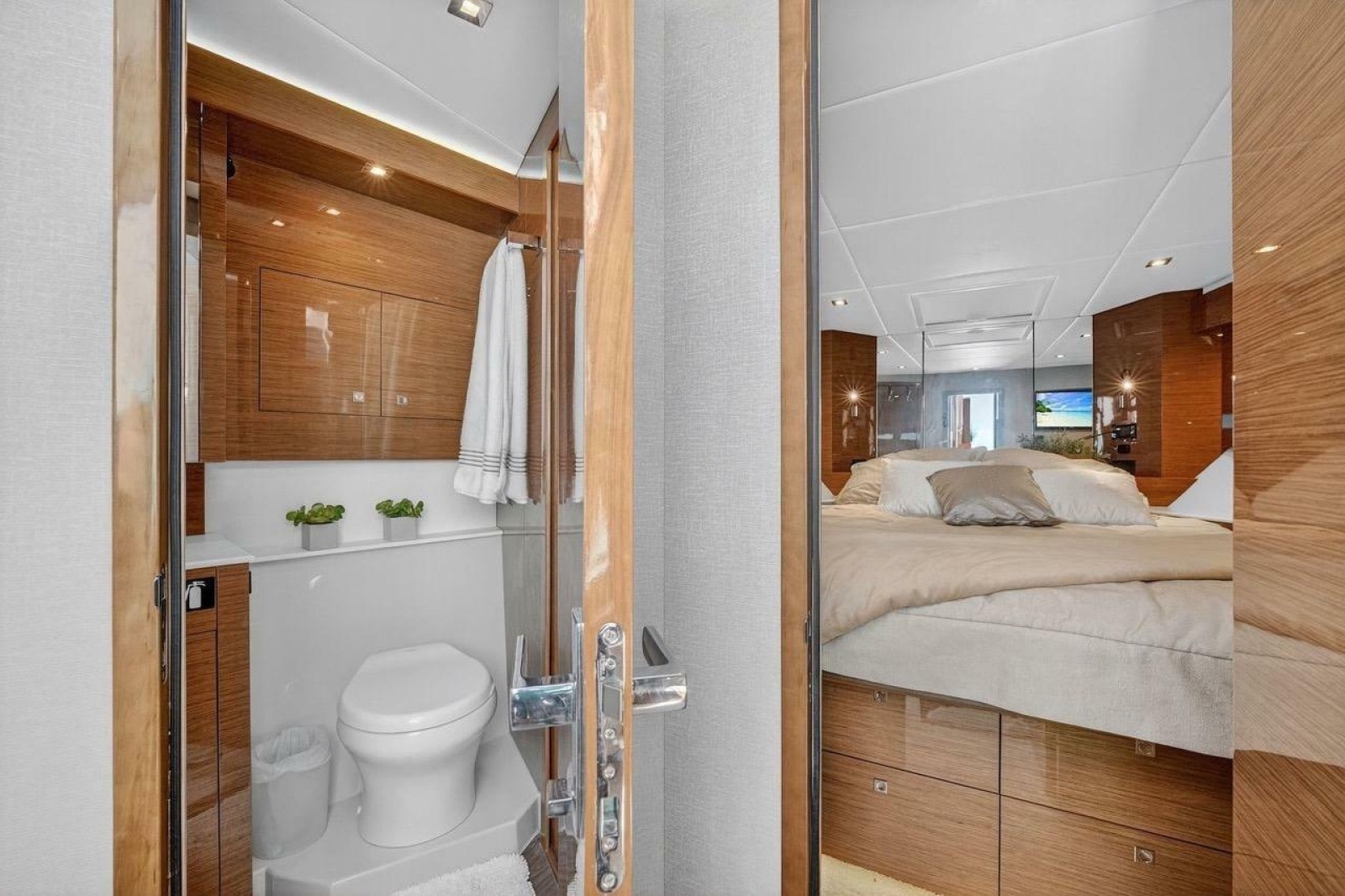 2020 Cruisers Yachts 50 Cantius