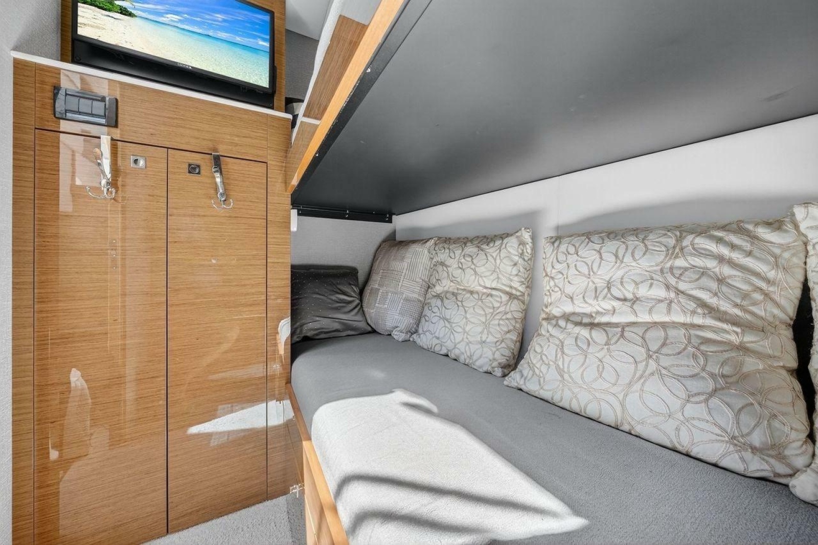 2020 Cruisers Yachts 50 Cantius