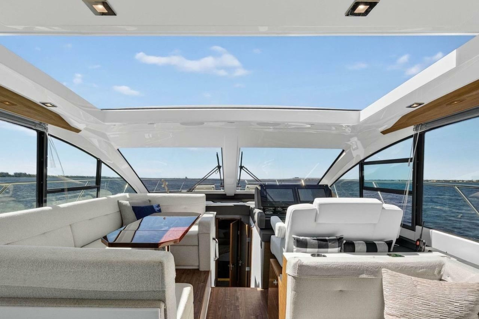 2020 Cruisers Yachts 50 Cantius