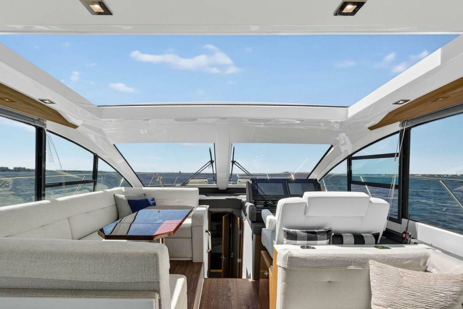 2020 Cruisers Yachts 50 Cantius