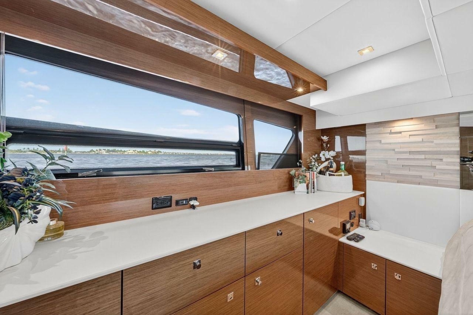 2020 Cruisers Yachts 50 Cantius