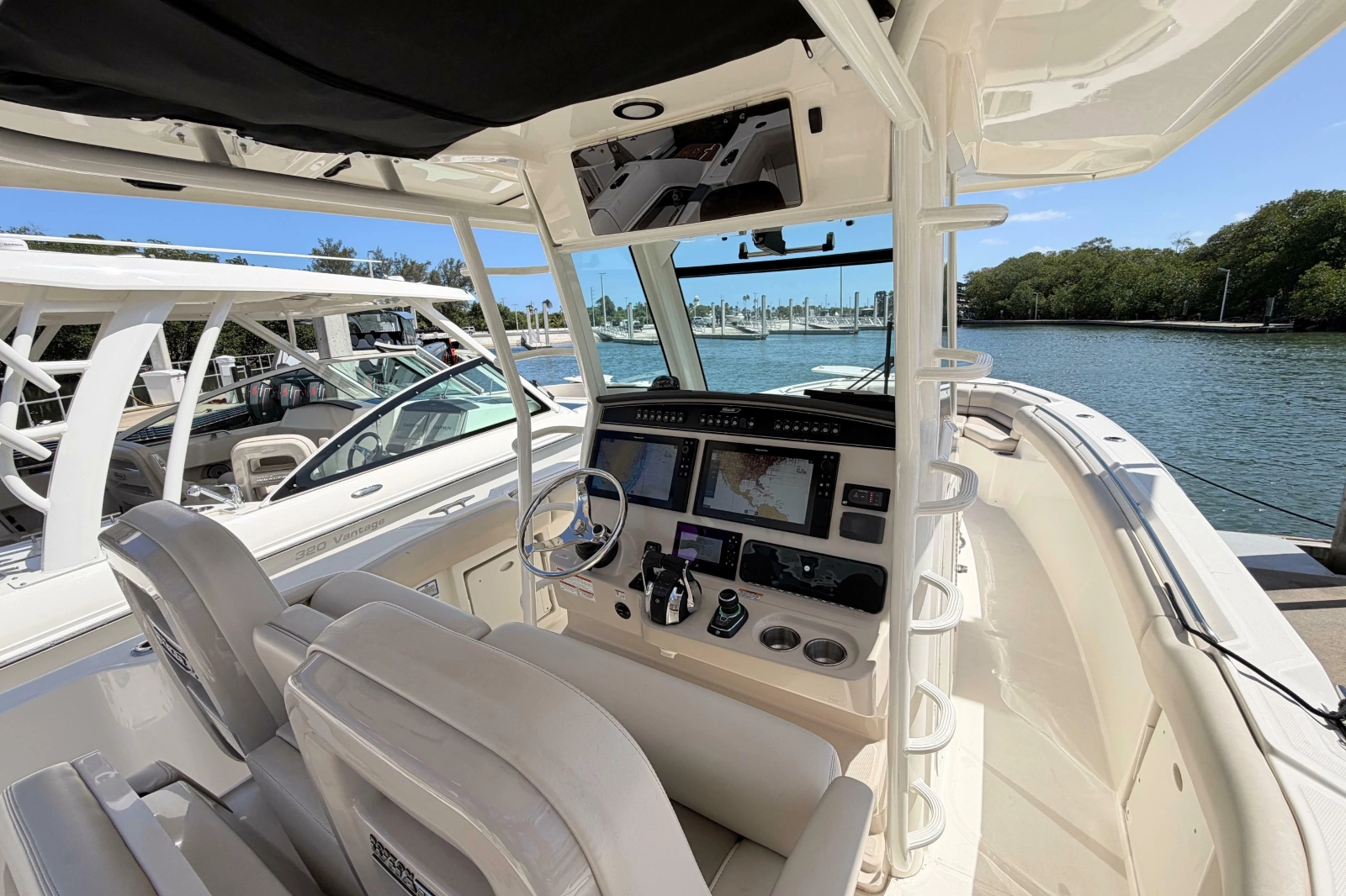 2019 Boston Whaler 330 Outrage
