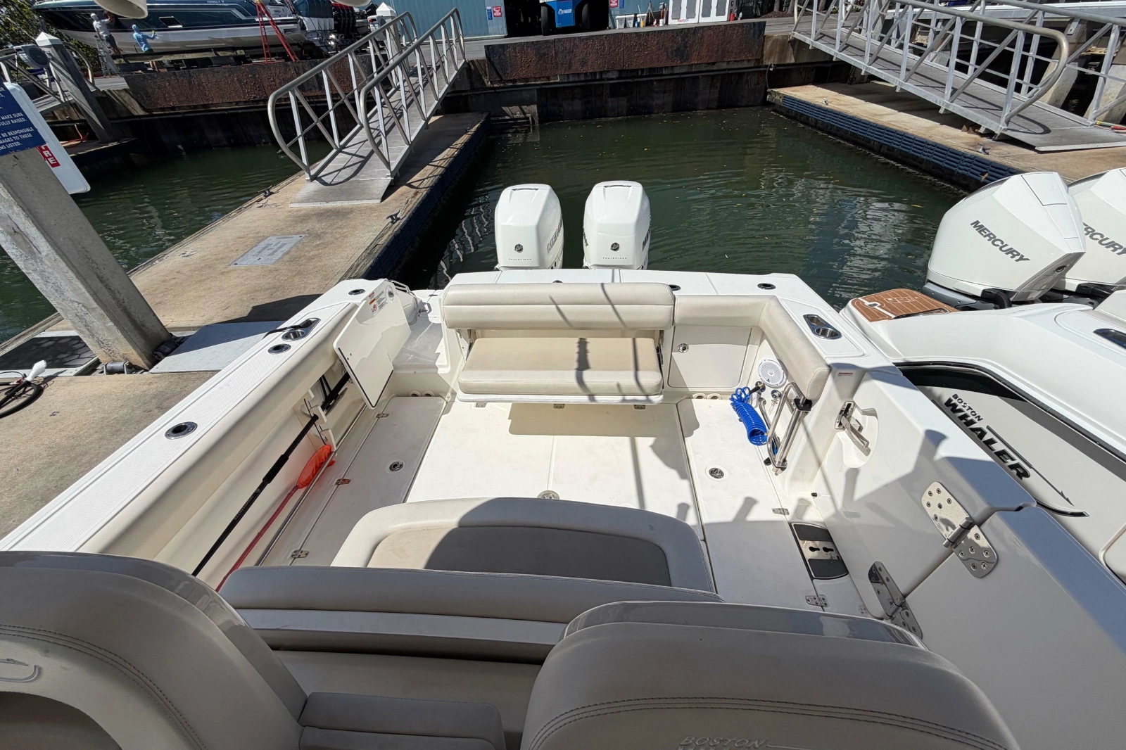 2019 Boston Whaler 330 Outrage