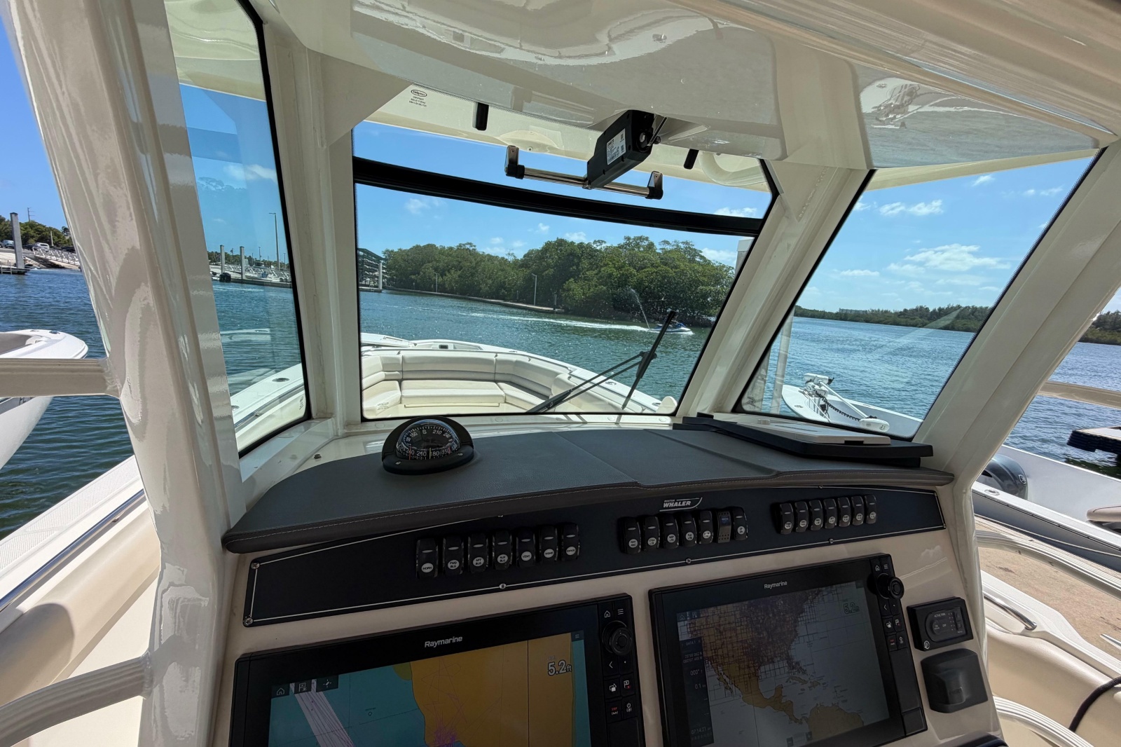 2019 Boston Whaler 330 Outrage