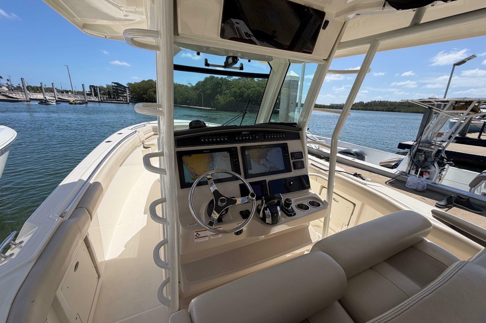 2019 Boston Whaler 330 Outrage