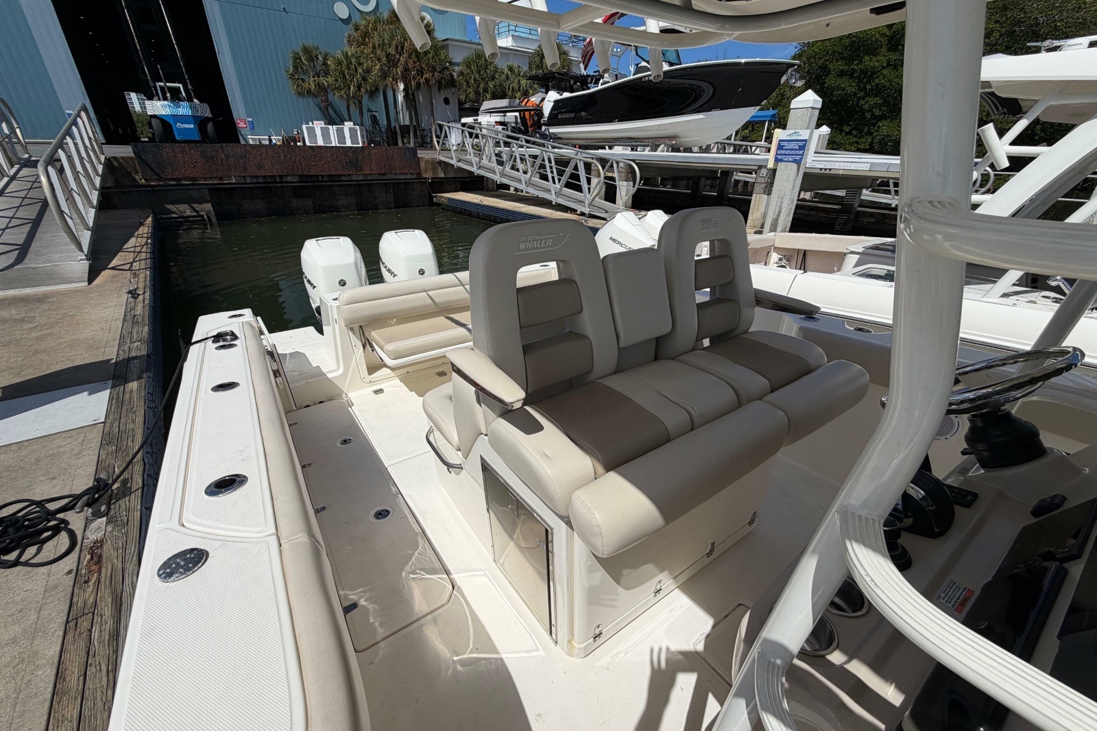 2019 Boston Whaler 330 Outrage