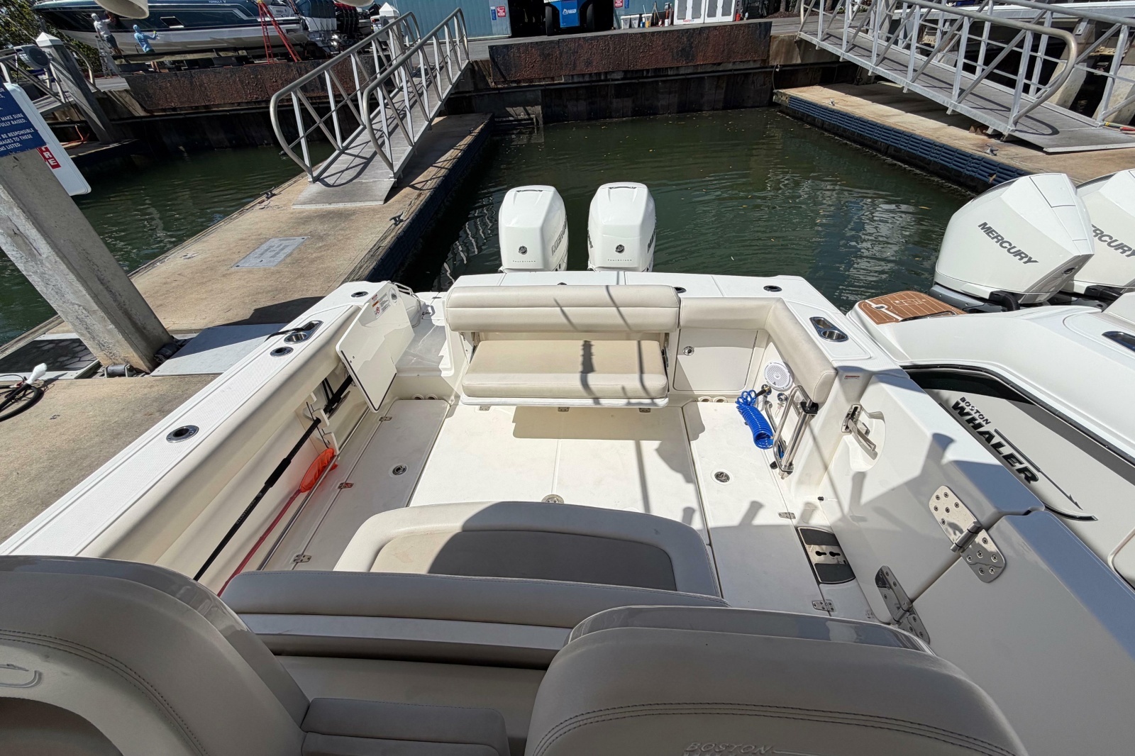 2019 Boston Whaler 330 Outrage
