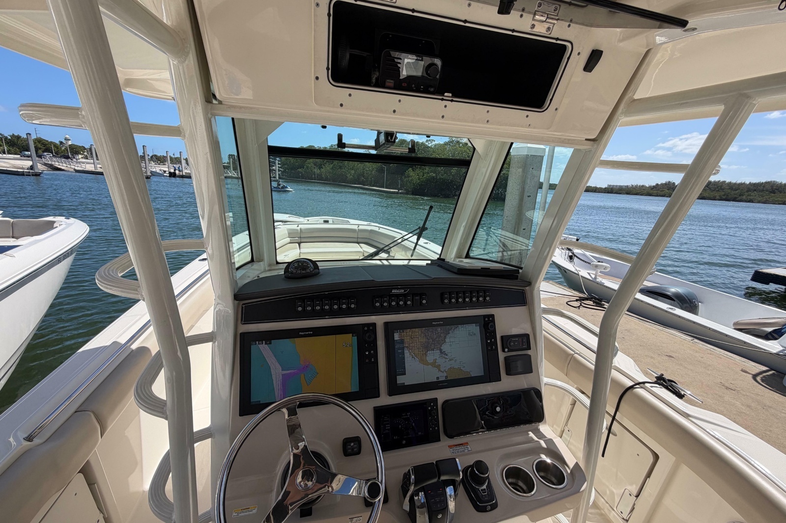 2019 Boston Whaler 330 Outrage